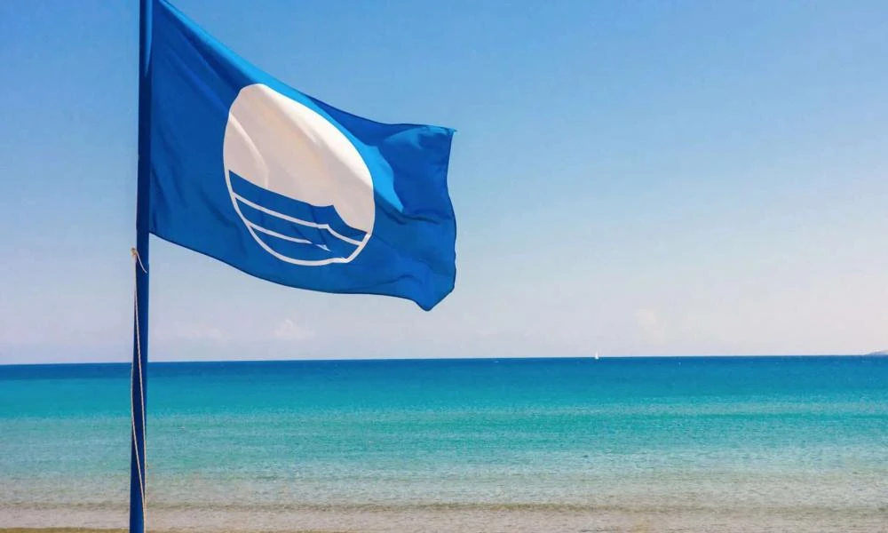 Αφαιρέθηκε η Γαλάζια Σημαία από 22 βραβευμένες ακτές -Ο λόγος, ποιες είναι